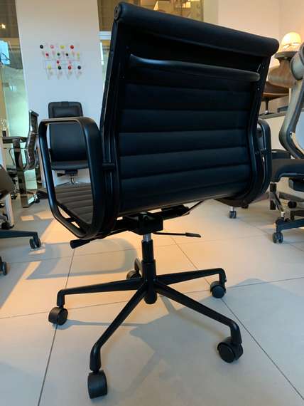 Офисное кресло Eames Ribbed EA 117 Total Black
