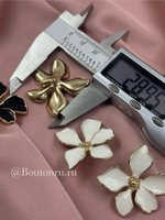 Пуговица в форме цветка золотистая с белой эмалью