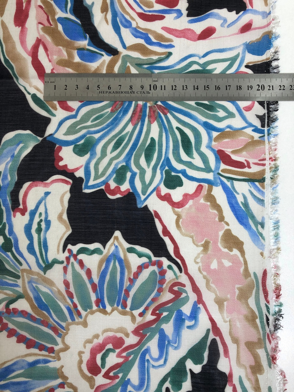 Плательная вискоза принт листья красный/голубой на черном С4