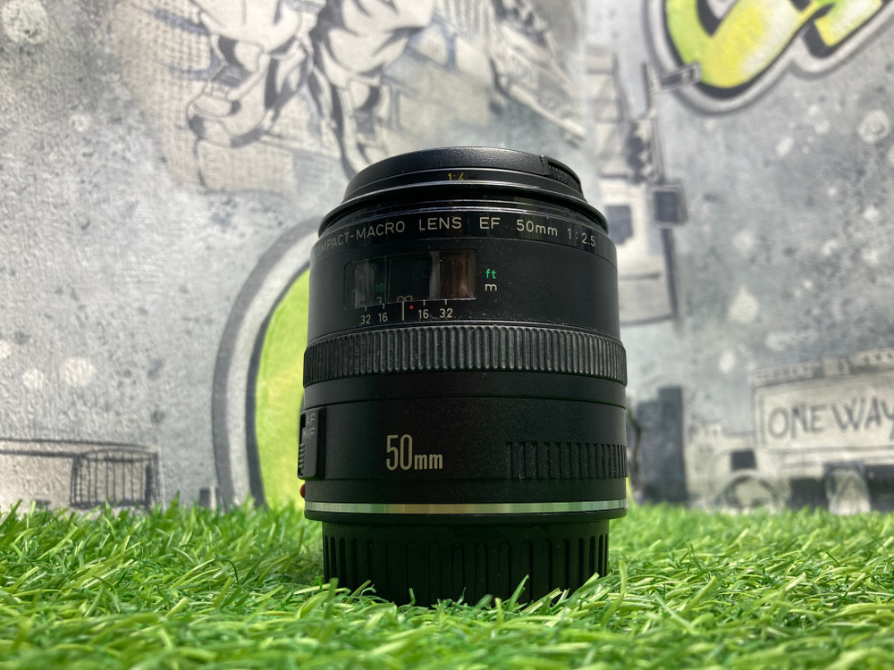 Canon EF 50mm 2.5 Compact Macro
