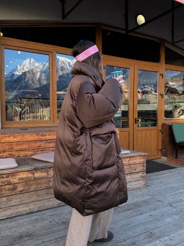 Длинный сатиновый пуховик шоколадного цвета