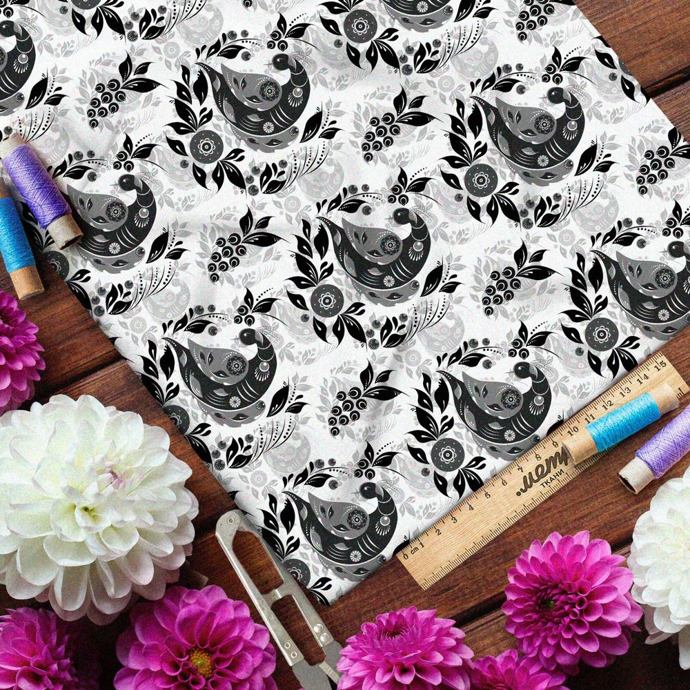 Ткань кулирная гладь чёрные голуби и черника на белом фоне