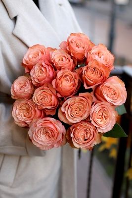 Букет из пионовидных персиковых роз "Кахала"