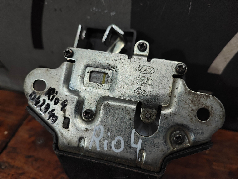 Замок крышки багажника Kia Rio 4 (FB) 17-нв Б/У Оригинал 81230H0030