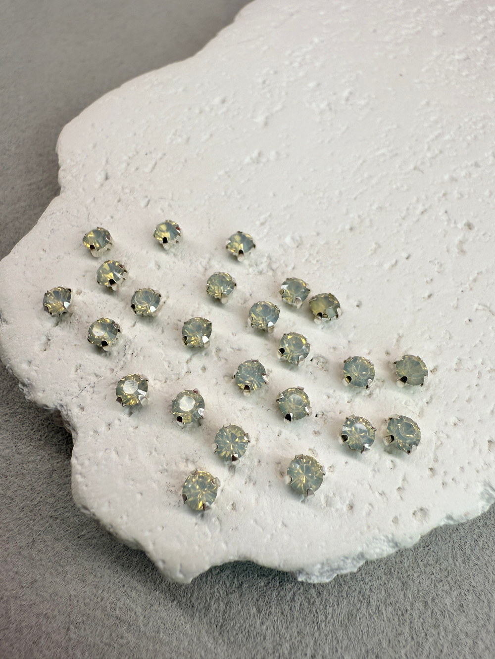 Шатоны 4 мм, Белый опал в серебре, 25 шт