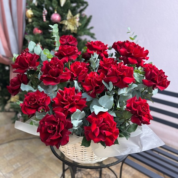 Корзина с 31 красной французской розой сорта «Эксплорер»