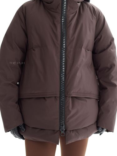 Шоколадный пуховик с акцентной молнией