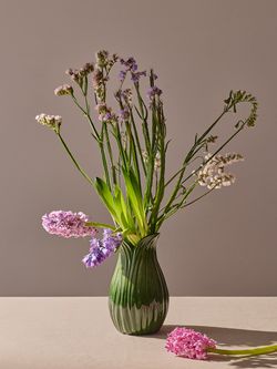 Ваза Petal зеленого цвета из коллекции Blossom, 22 см