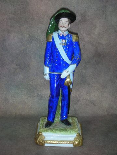 Статуэтка. Фарфор. Солдат. Берсальер стрелок в итальянской армии. Scheibe-Alsbach. Германия