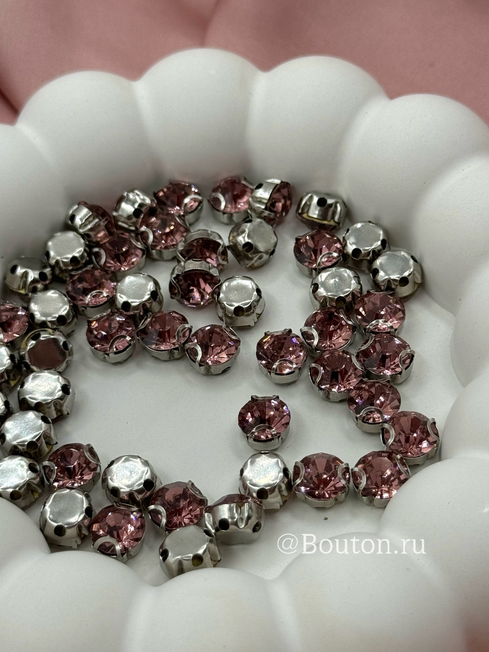 Стразы пришивные в цапах нежно-розовые