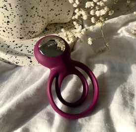 Если вы ищете игрушку, которая добавит остроты в ваши интимные игры, Svakom Tammy — отличный кандидат. Это не просто классическое виброкольцо, а удобный «дуэт» из двух эластичных колец (3 и 5 см), которые мягко обхватывают основание члена и мошонку, усиливая эрекцию и добавляя стимуляцию партнёрше.