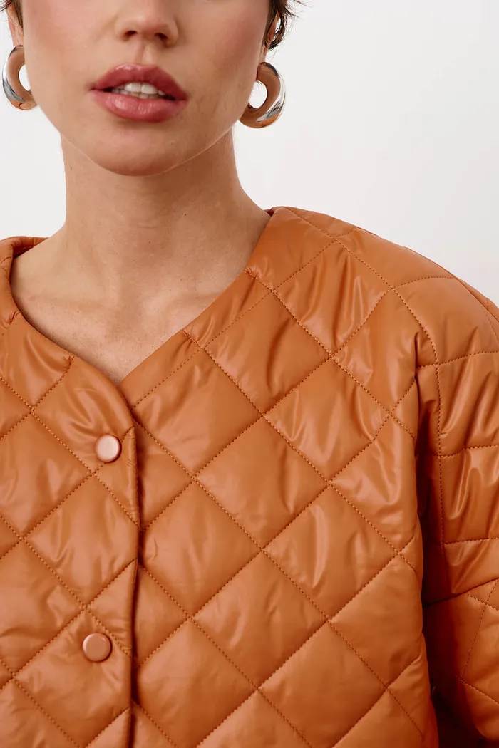 Стеганая куртка с карманами цвета карамель