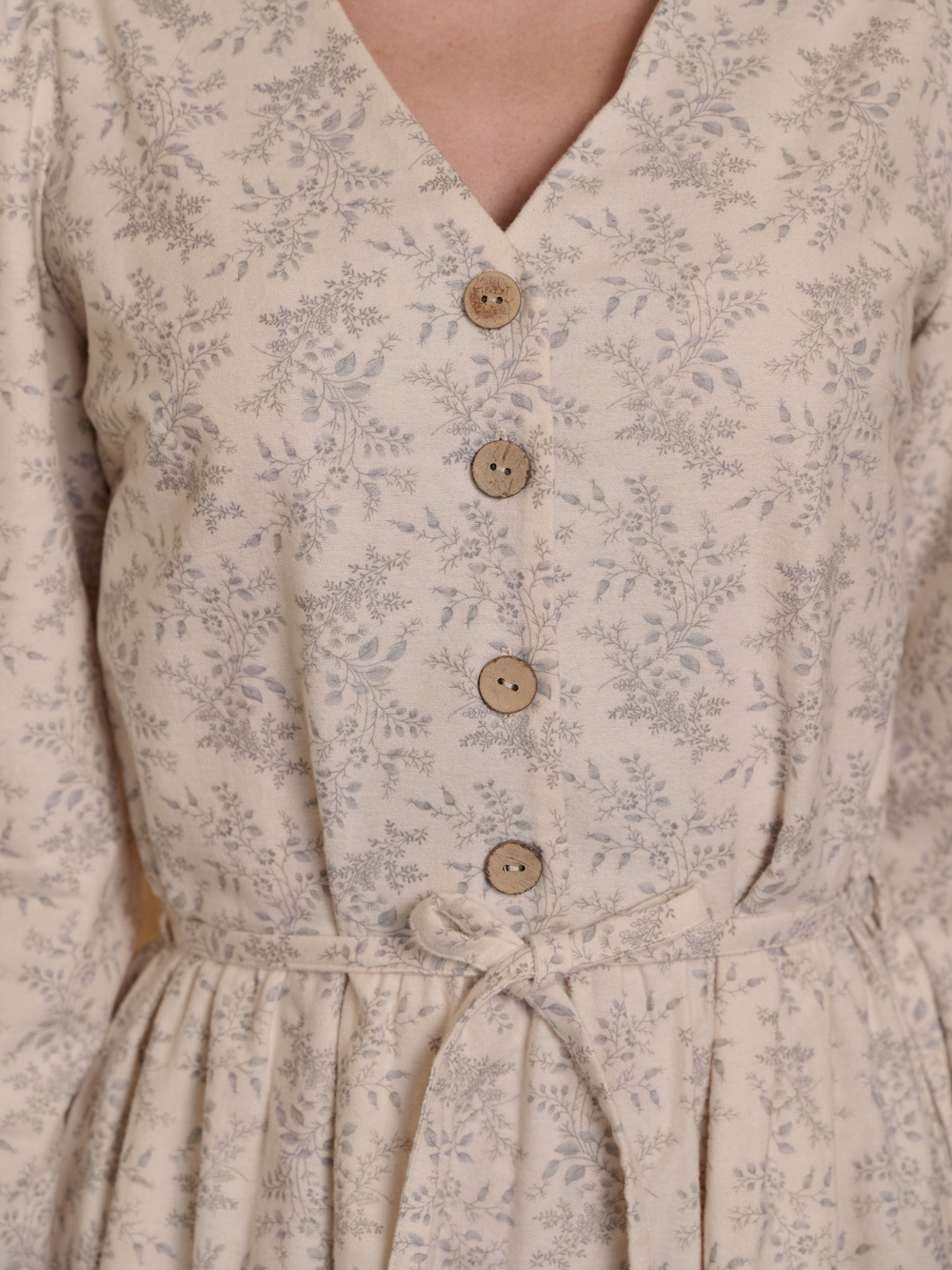 Платье с воротником стойкой