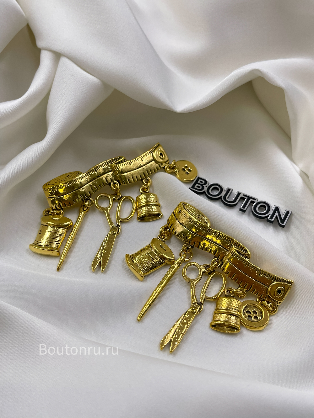 Брошь золотистая в форме "Портновского Метра" с подвесками