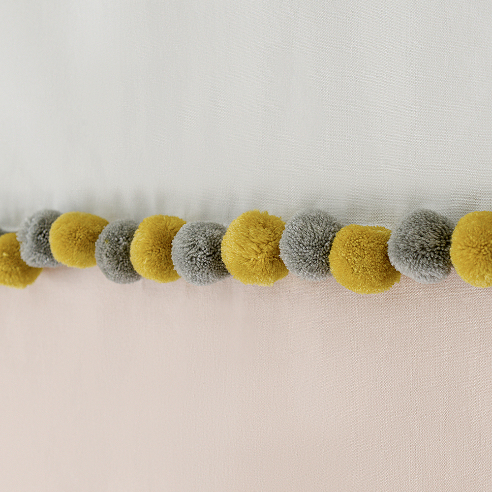 Штора из хлопка с помпонами бежево-серого цвета из коллекции essential, 150х290 см