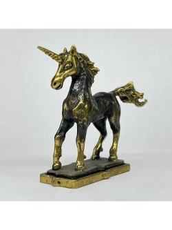 Бронзовая статуэтка на янтаре