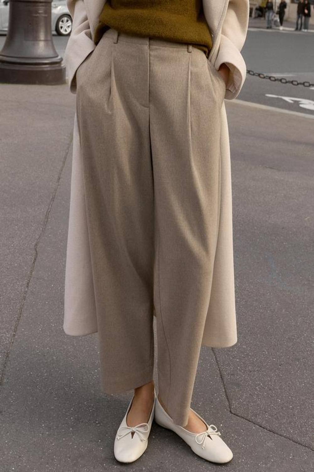 ZARA БРЮКИ С ЗАЩИПАМИ И ЭЛАСТИЧНЫМ ПОЯСОМ СЗАДИ, ПЕСОЧНЫЙ