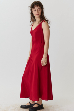 Сарафан на бретелях из красного шелка