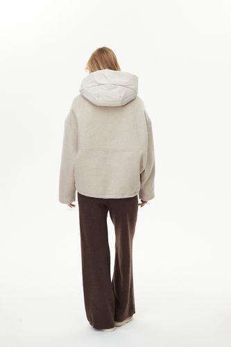 Бежевая куртка без утеплителя с объёмным капюшоном