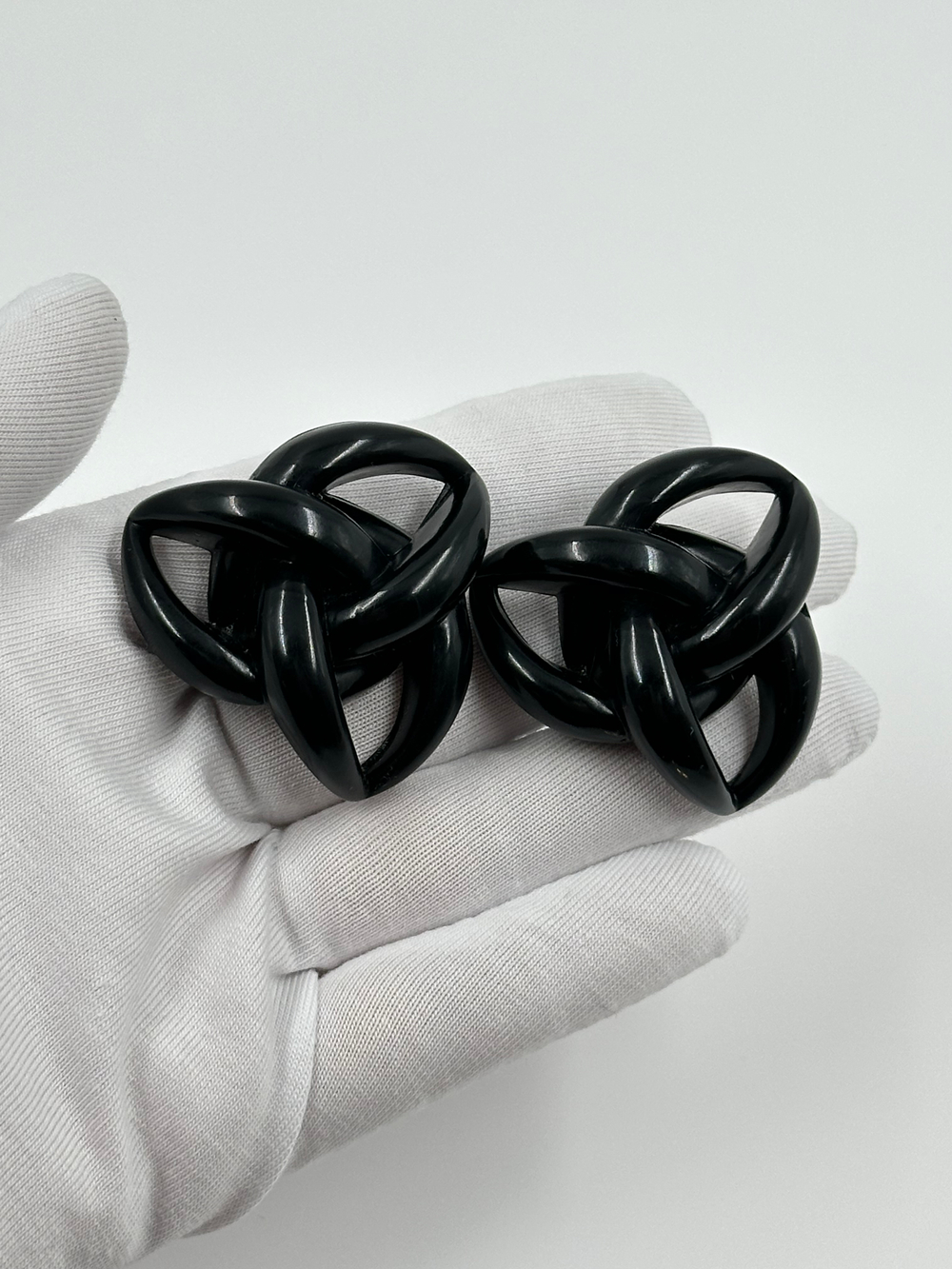 Крупные клипсы из черного пластика