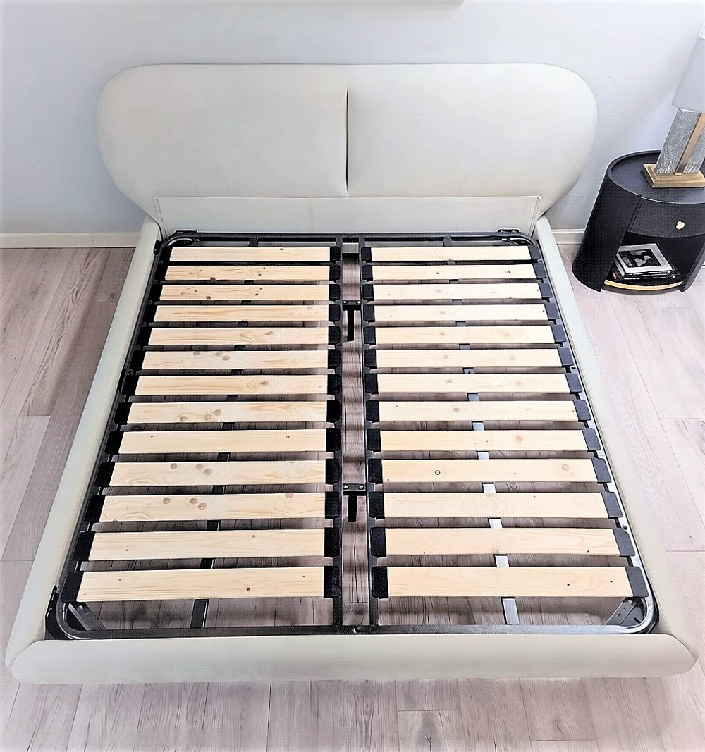 Двуспальная кровать с широким изголовьем Coco