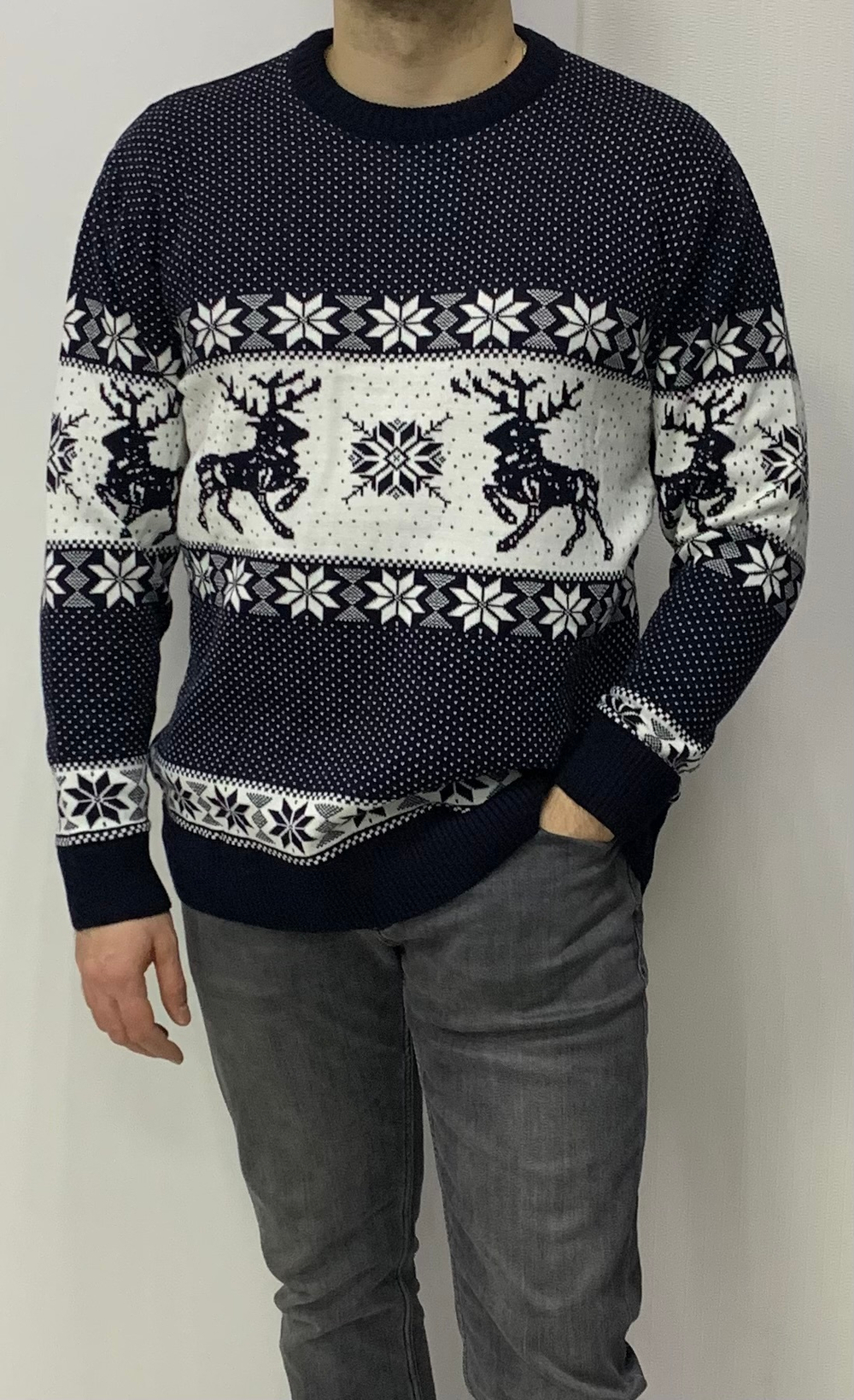 Темно-синий теплый джемпер с изображением оленей
