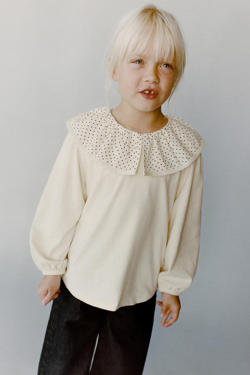 ZARA ФУТБОЛКА С ОТЛОЖНЫМ ВОРОТНИКОМ И ВЫШИВКОЙ, ТЕМНО-СИНИЙ/БЕЛЫЙ