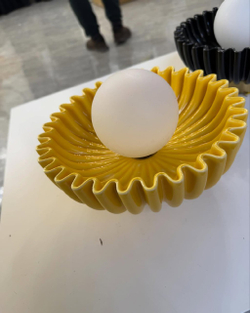 Керамические бра круглой формы в насыщенном тёмно-изумрудном и тёплом жёлтом цветах.