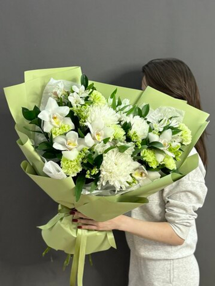 Авторский букет в зеленой гамме