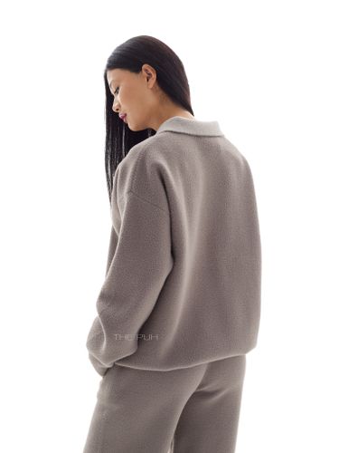 Костюм в цвете капучино с вышивкой и воротом-поло