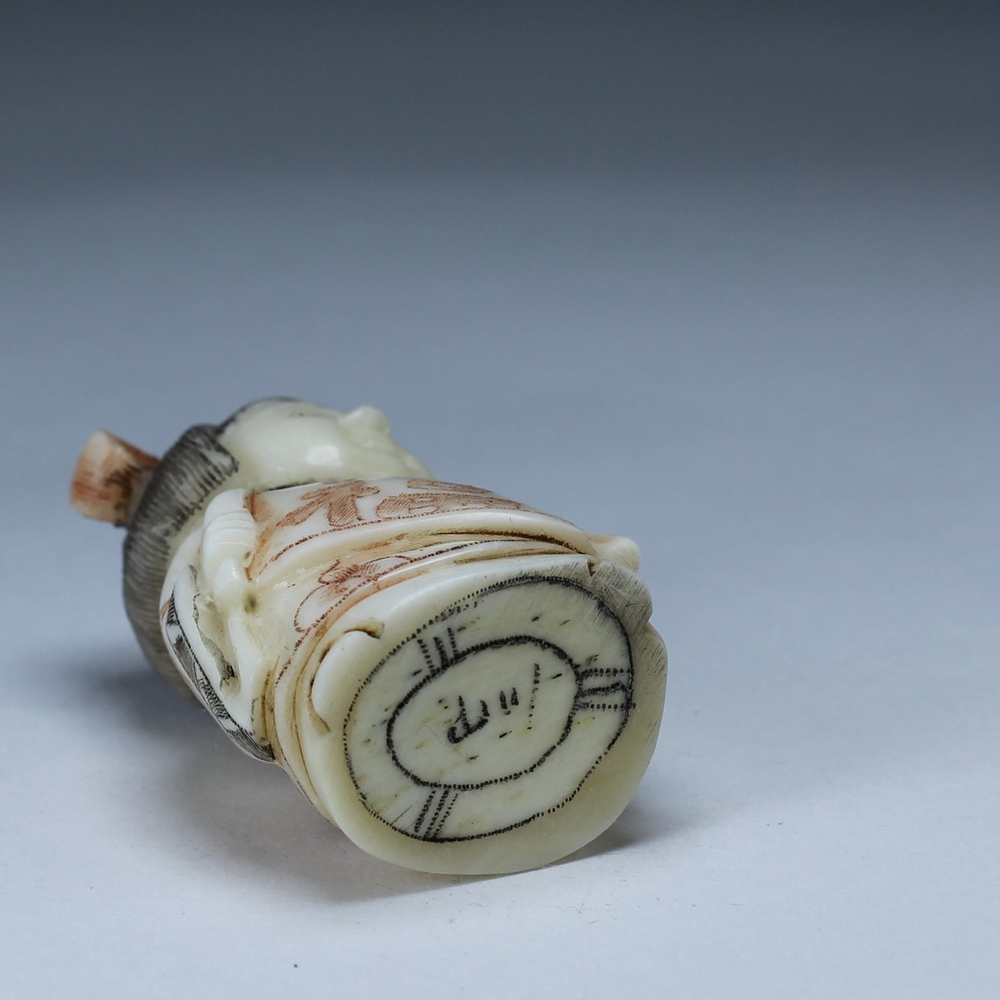 Нэцкэ Девочка "Карако" с иероглифом счастье