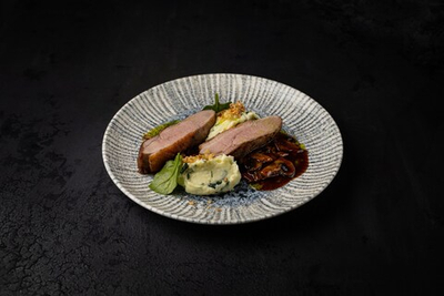 Утиная грудка с картофельным пюре с пармезаном и шпинатом, Демиглас с грибами