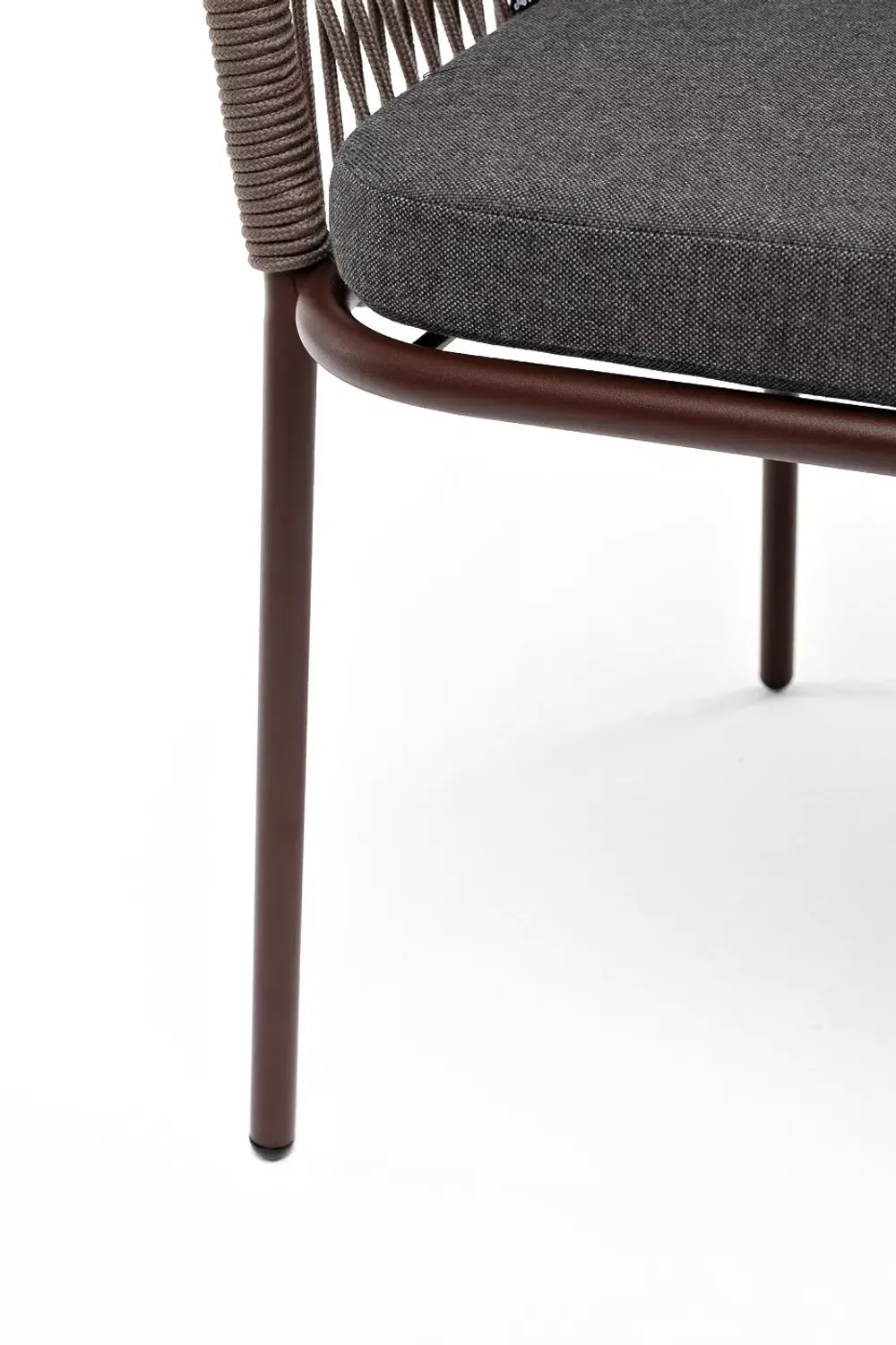 "Лион" стул плетеный из роупа, каркас из стали коричневый (RAL8016) муар, роуп коричневый круглый, ткань темно-серая 027