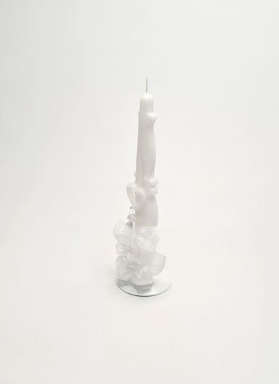 Свеча резная на металлическом подсвечнике