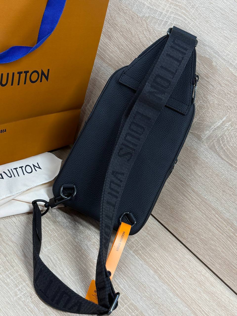Сумка-слинг Louis Vuitton