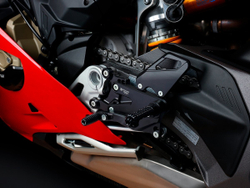 D001R_PV BONAMICI RACING PISTA PLUS ADJ. REARSETS W/ MASTER (P V4 2025)