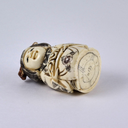 Нэцкэ Гейша с мешком вкусностей