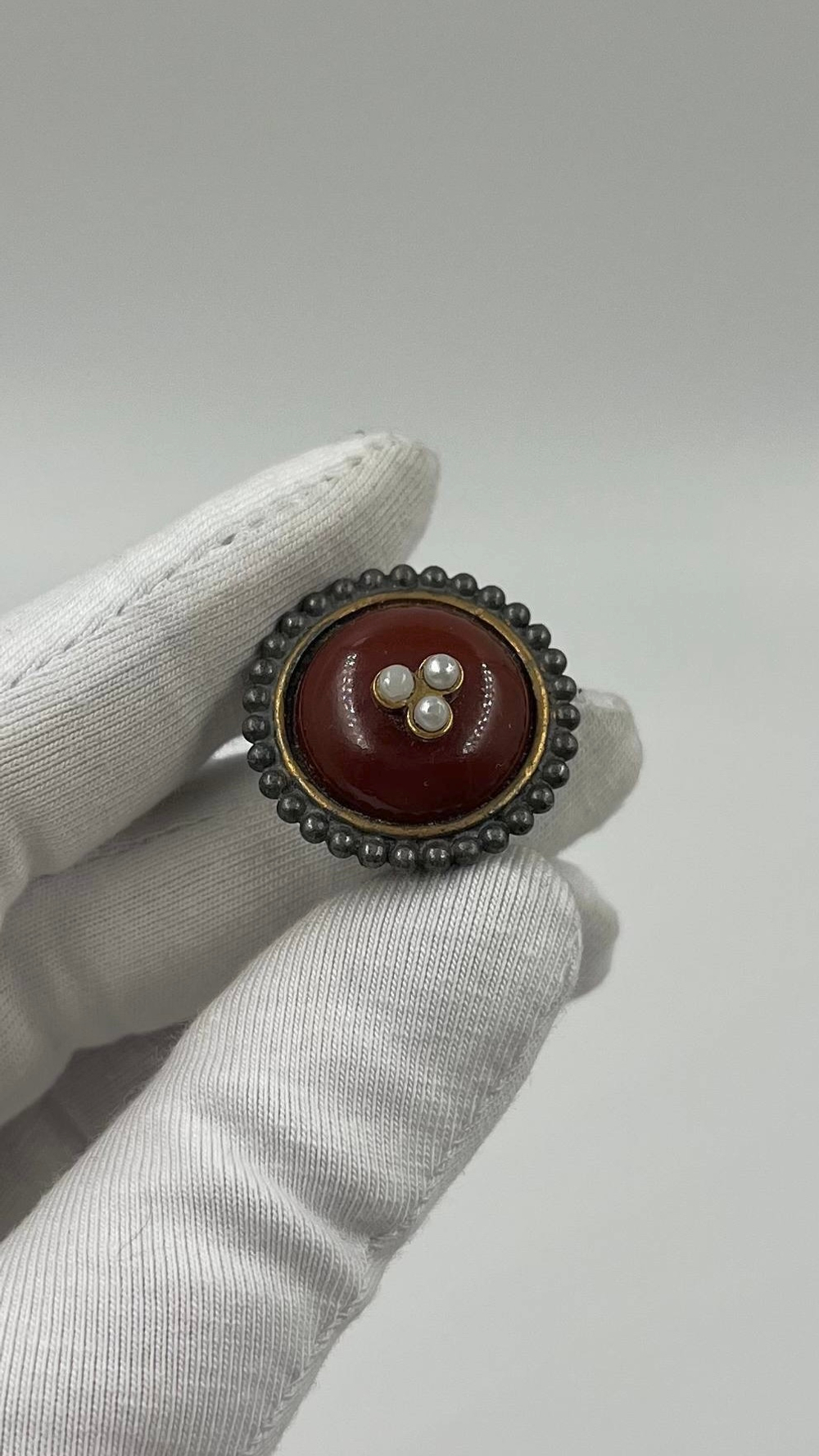 Накладка на пуговицу с коричневой вставкой