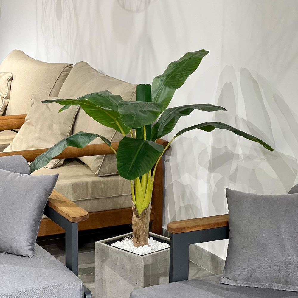 5.23. Искусственные растения в кашпо для мебельного салона.