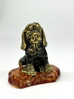 Бронзовая статуэтка на янтаре