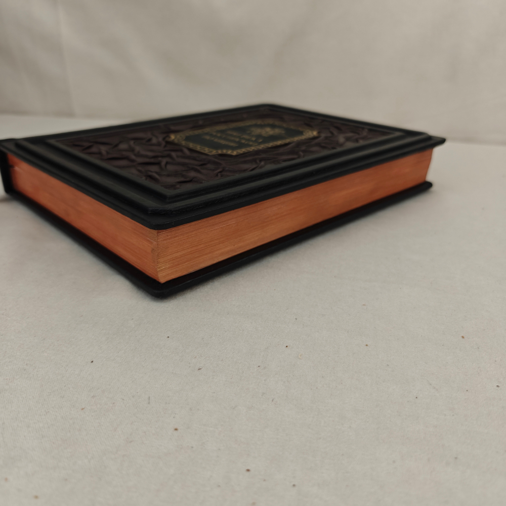 Книга в переплете из натуральной кожи "Три века российской полиции" в футляре