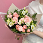 Букет из кустовой пионовидной розы, эустомы и зелени фисташки купить с доставкой