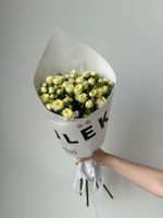 Кулек из кустовых роз в светло-желтом оттенке