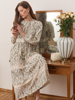 Платье с кружевными вставками