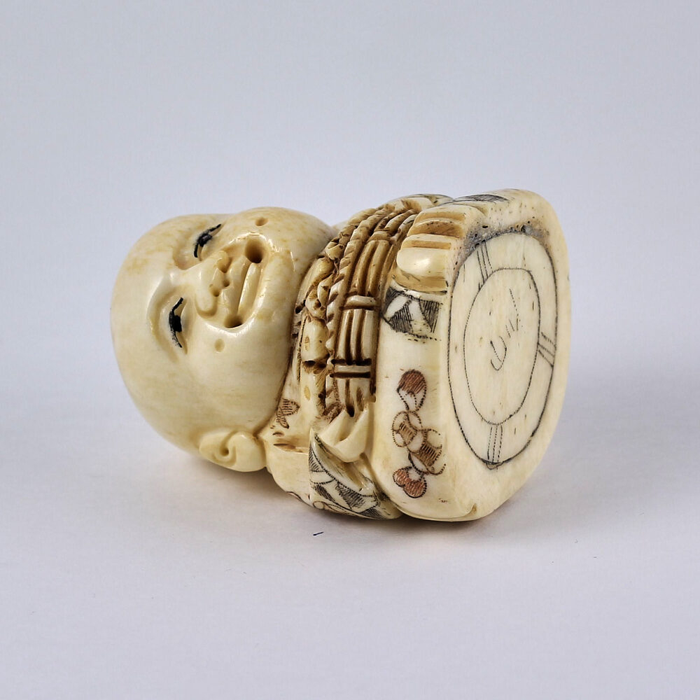 Нэцкэ Ребенок с корзиной рыбы