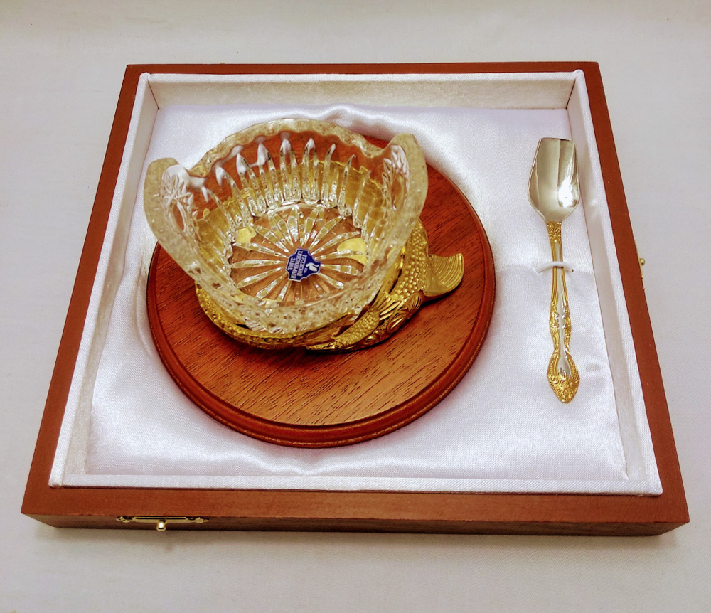 Икорница "Осетр" на подставке с ложечкой в  подарочном футляре