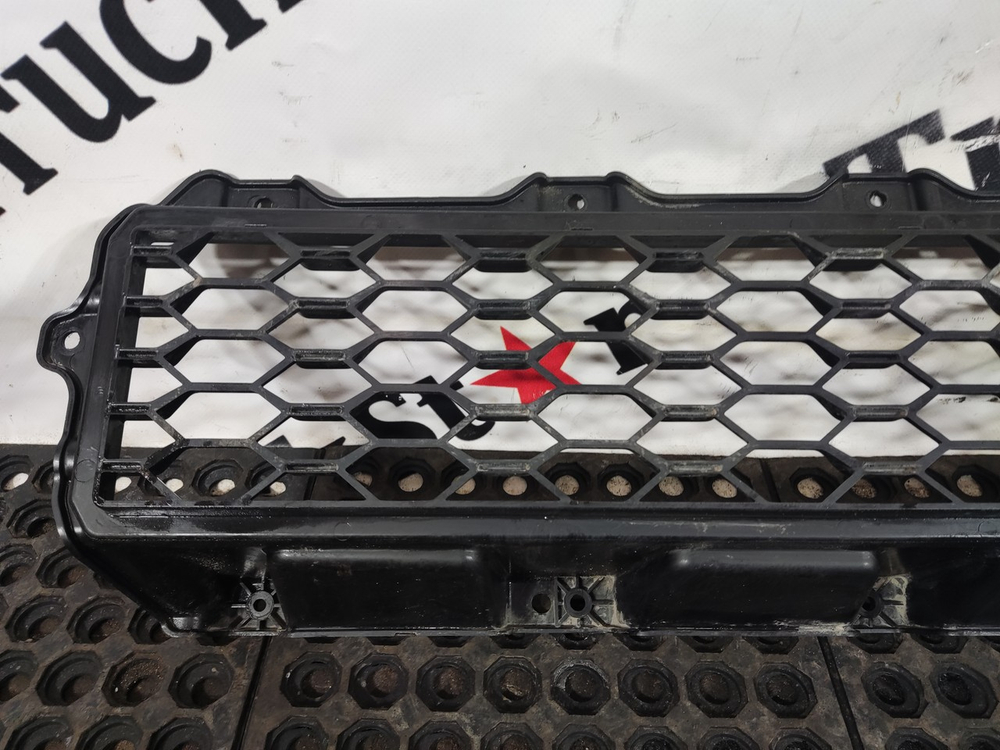 Решетка бампера верхняя 2023г