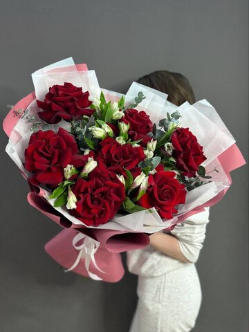 Букет с красными французскими розами и белыми альстромериями