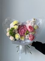 Букет сборный из пионов, кустовых пионовидных роз, диантусов и маттиолы