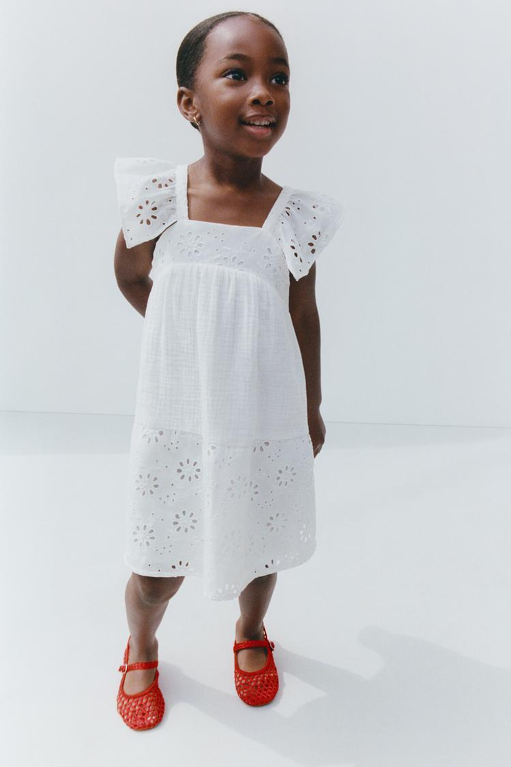 ZARA ПЛАТЬЕ ИЗ РЕЛЬЕФНОЙ ТКАНИ С ЦВЕТОЧНОЙ ВЫШИВКОЙ, БЕЛЫЙ